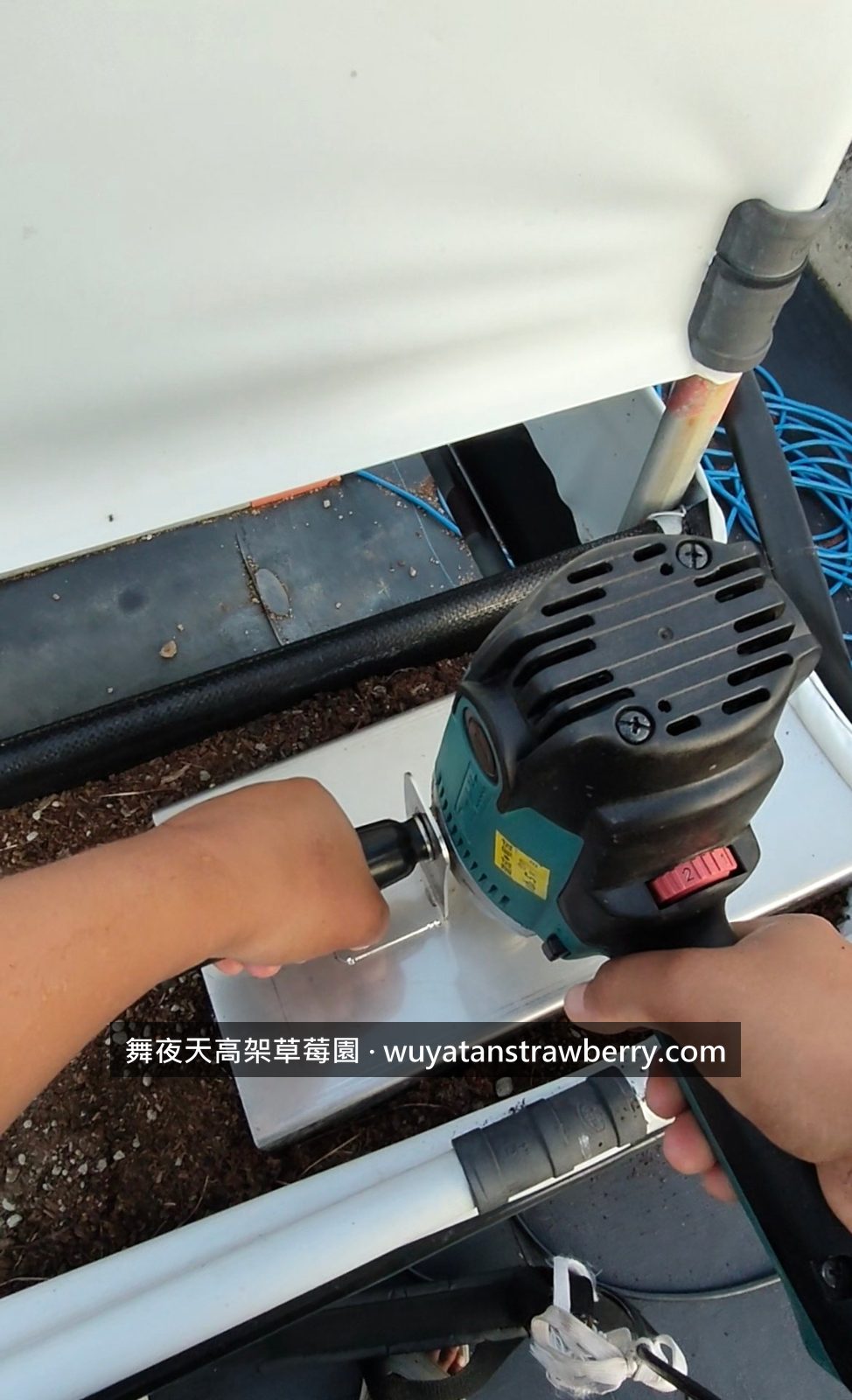買了一個可以把手機掛在我脖子上的架子，第一次嘗試拍整天的工作流程